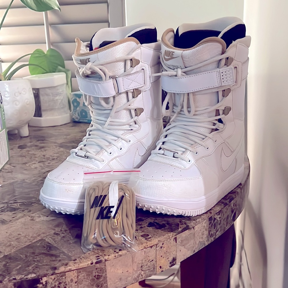 Nike Zoom Force 1 snowboarding boot white gold 8.5 fits like 8